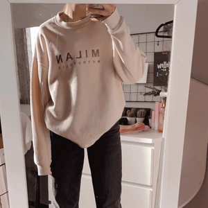 Sweatshirt beige strl M - Säljer en beige sweatshirt från Newyorker. Orginal priset var 170 men säljer den för 100kr