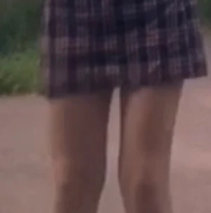 Rutig kjol  - Säljer för den vart för liten för mig! Den är från SHEIN. Väldigt fin♥️ Den är bara stretchig på baksidan. Man kan ej se igenom. Färgen på den är mörkgrön, röd, vit och gul. Älskar kjolen men har ingen användning för den nu! Är storlek 152 på barnavdelningen men skulle passa någon som är väldigt kort å! Skriv om intresserade 💘