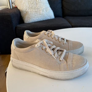 Vagabond Skor Beige - Säljer dessa Beige Vagabond skor då de tyvärr inte används. De är i storlek 37. De är använda ett fåtal gånger. Nypris 1000kr!
