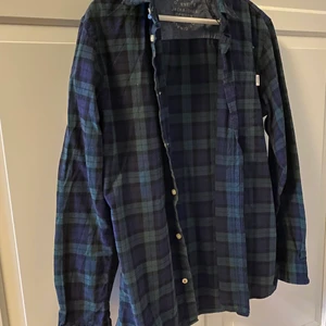 Skjorta  - Mörkblå/ mörkgrön randig skjorta från Jack and Jones i storlek S