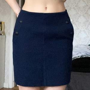Super snygg marinblå kjol från Mango💗 färgen syns bäst på de två första bilderna. Kan skicka fler bilder i om så önskas, bara att höra av sig💗  kjolen har två fickor