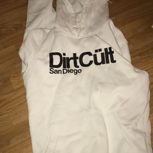 Tjock tröja dirtcult - Ett jätte fint skick använt ett par gånger säljer den för använder ej längre men jätte fin och super skick!!💗