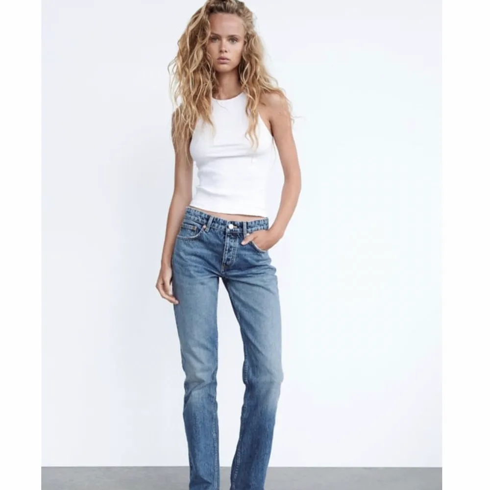 Jätte fina jeans från Zara, köpte dessa i Augusti så de är i väldigt bra skick! 😍 De är i storlek 34 men skulle säga mellan xs-s, och är ungefär normalt höga i midjan ❤️ frakt ingår inte ☺️. Jeans & Byxor.