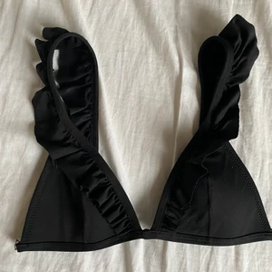 Bikintopp med detaljer på axlarna - Svart jättesöt bikinitopp. Säljer då den är för liten men den är i bra skick.