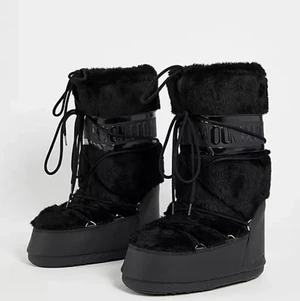 Moon Boot Faux Fur - Världens mysigaste skor!! Köpta på mytheresa för ett år sedan. Storlek 40. Använda fåtal gånger. 💘 