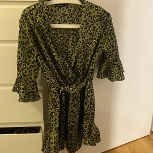 Boohoo jumpsuit - En jättehärlig jumpsuit från boohoo. Grön med leopardmönster. Aldrig använd då den är för stor. 