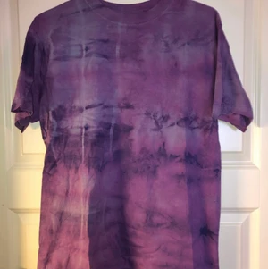 Lila t-shirt  - Olika nyanser av lila batikfärgad. Storlek L. Inte använd.