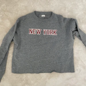 New york tröja  - Jättefin tröja, oklart märke. Passar jättebra med massa smycken till! 