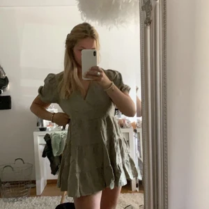 Klänning - En somrig linnekläning från Zara. Jag är 170cm. Köparen står för frakten. 