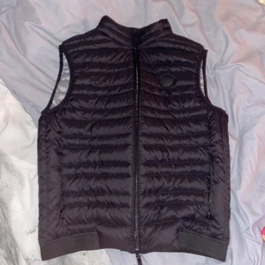 Armani Exchange väst - Knappt använd då den är en storlek för stor. Strl M. Köpt för 1700kr. Skriv om ni har frågor. 