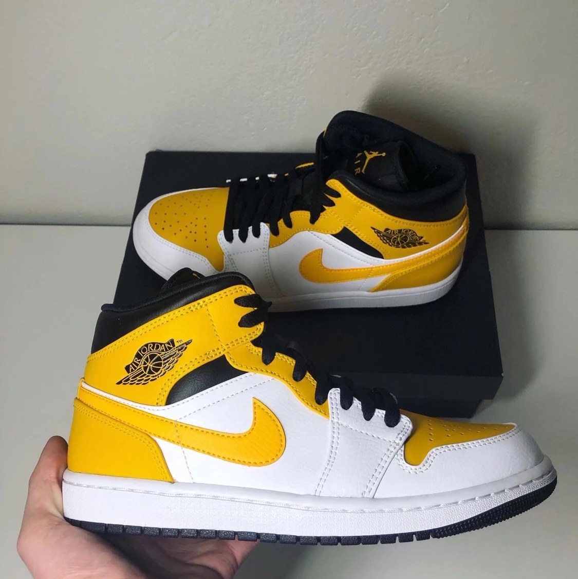 Jordan 1 Mid - University Gold 