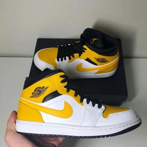 Jordan 1 Mid - University Gold  - Jordan 1 Mid - University Gold ⚡️ // Helt nya med originalbox, ds // Storlekar: 41 // Pris: 1400 kr // Skickas spårbart via PostNord på köparens bekostnad // 50+ kundomdömen finns vid intresse 