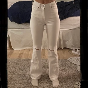 Vita jeans  - Vita bootcut byxor från drdenim i model Macy, använda en gång och hålen på knäna är självgjorda annars bra skick💛 Storlek XS längd 30. (Jag är 170cm) Köparen står för frakt🤍