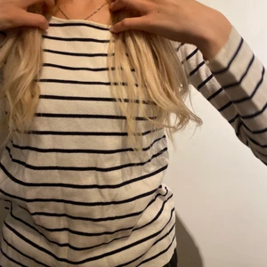 randig tröja - randig tröja med mörkblå ränder och en liten dragkedja på sidan som detalj strl S