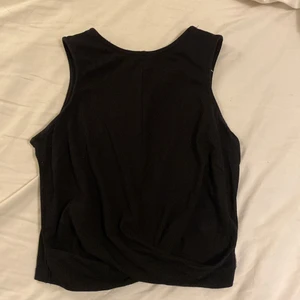 topp - en topp som är för liten för mig så tänkte att det kanske var en bra idé att sälja den. 30+frakt!❤️