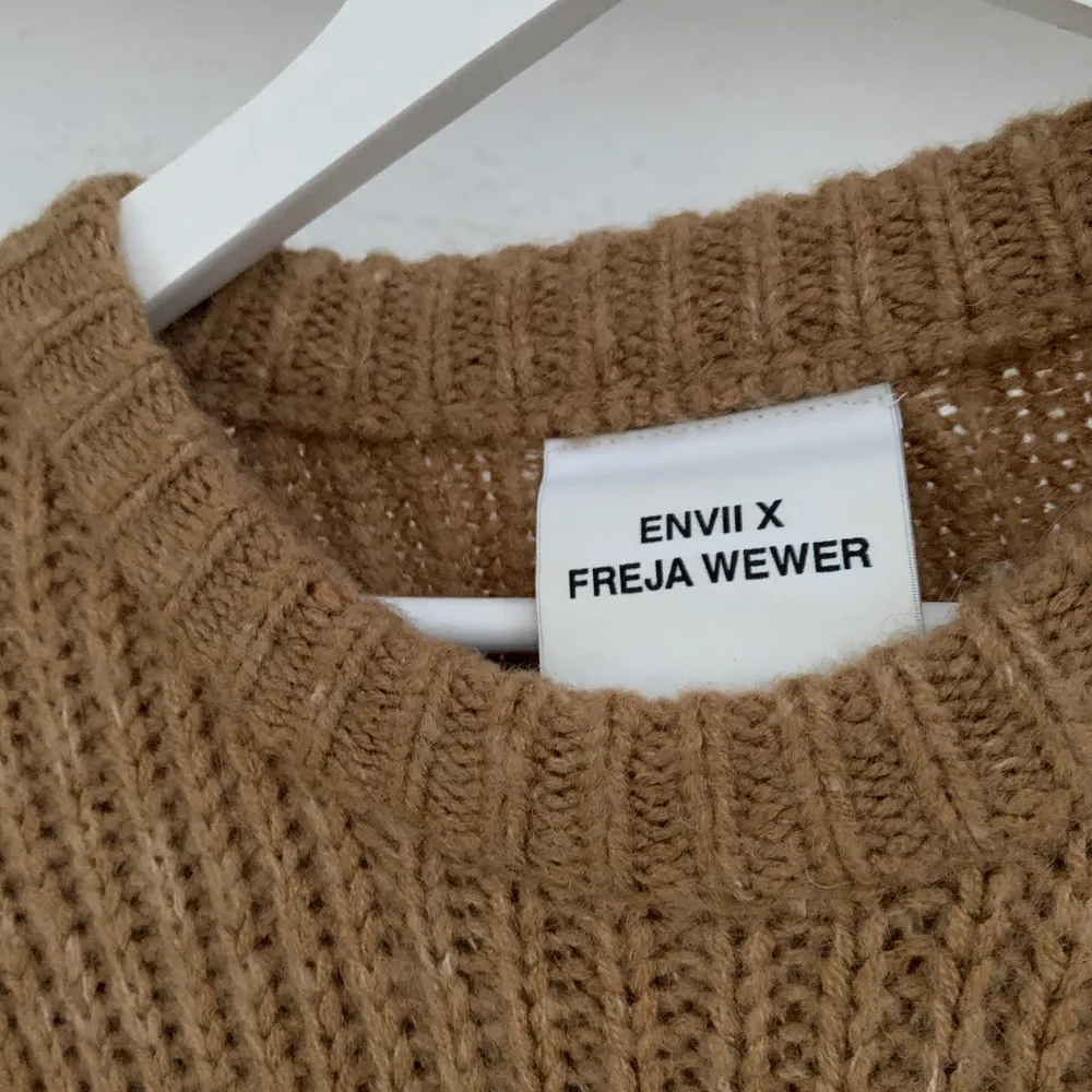 Super snygg stickad tröja från Envii i collab med modeprofilen Freja Wewer. Strl 36 men den är oversize så passar både s och m. Finns bara ett antal ex av denna tröja. Använd en gång🤎 Nypris 1000kr+. Stickat.