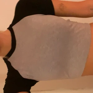 topp - as söt tröja, aldrig använd bara testad. säljer för behöver pengar 😚 strl xs-s