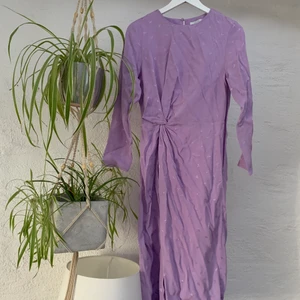 Lila maxiklänning - Super vacker lila maxiklänning i ett diskret mäster se bild 2 från &Other stories i strl 36. Oanvänd då den inte kommit till användning och söker nytt hem💜