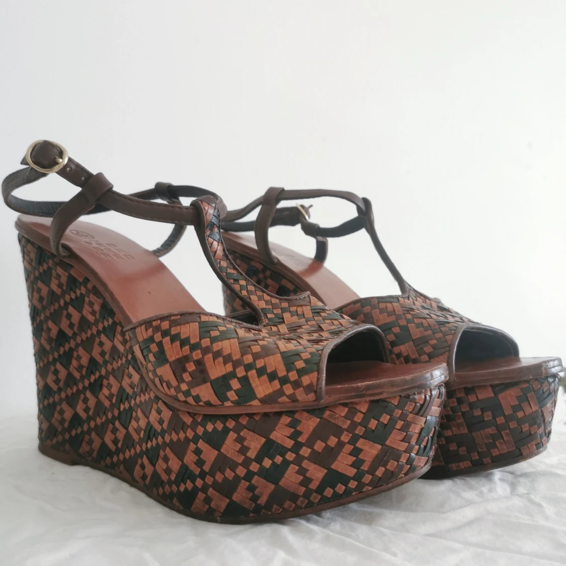 Brown wedged 90s heels - 90