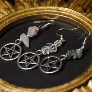 Pentagramörhängen  - Pentagramörhängen med valfria stenar, (se alla alternativ på min etsy) på bilden är det rosenkvarts, bergskristall och grön aventurin. Två örhängen ingår, alltså ett par. Nickelfria krokar.