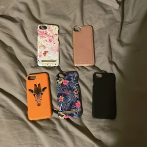 Säljer 5 st skal för 10kr/styck - Säljer dessa skal för 10kr styck. Eller 40kr för alla. Två är från idelofsweden och de andra från holidit. Skalen passar till iPhone 6,7 och 8.