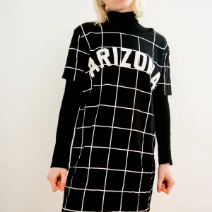 Rutig t-shirt-klänning! - Så snygg t-shirt-klänning! Har en polo under på bilden, den är kortärmad! 🖤🐝