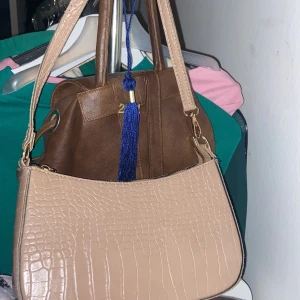 Beige väska  - Jätte fin beige väska som knappt är använd , skriv vid intresse eller frågor ☺️