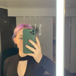 Festtopp - Snygg svart topp från hollister. Den har en öppning i fram vid halsen och är ribbad.  Aldrig använd. Storlek s.