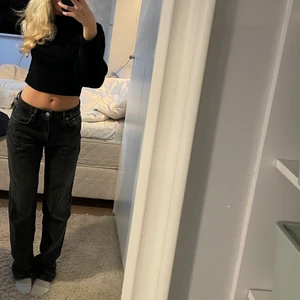 Midrise Zara Jeans - Säljer mina så snygga grå midwaist jeans från Zara i storlek 36. De är i bra skick men är tyvärr lite för långa för mig. Jag är ca 160 cm lång. Helt slutsålda 💕