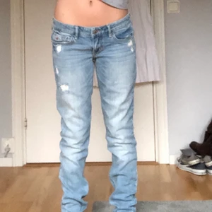 Hollister jeans - Säljer mina jätte snygga Hollister jeans! I storlek w 26 L 33. Skulle säga runt S/M! Säljer för 150kr! Köparen står för frakten! Lågmidjade! Kontakta för fler bilder! 