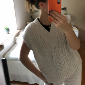 Stickad väst - Vit stickad väst