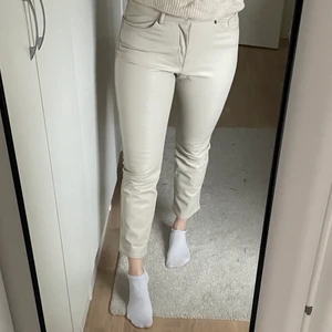 Fake-läderbyxa - Snygga byxor från h&m, säljer då dem inte passar mig, är något kortare i längden och har ett mjukt ”mocka”-aktivt tyg inuti💙 dessa passar en person som vanligtvis har S eller pendlar mellan s-m. Lappen är kvar, ej använda 