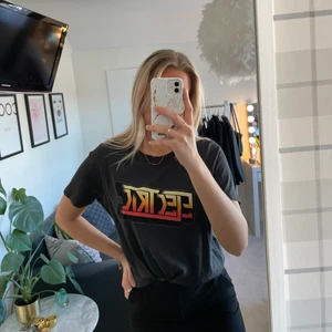 Häftig tshirt - Häftig T-shirt ifrån Gina tricot som jag använt som oversize T-shirt✨ cool att knyta med!