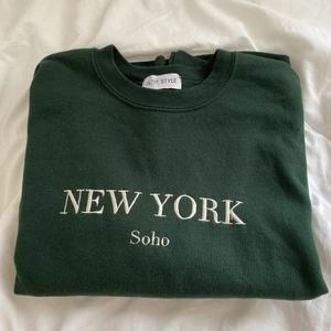 Grön sweatshirt strl s - Supersnygg mörkgrön sweatshirt från ASOS. Jättebra skick! Säljer då den inte kommer till användning. Säljer för 230kr + frakt. Skriv privat vid intresse eller frågor!💖