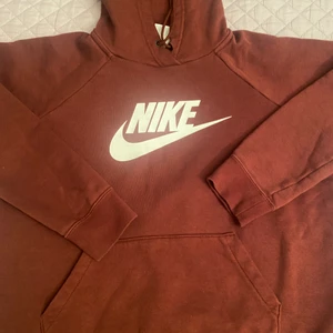 Nike hoodie  - En vin röd Nike hoodie med kapuschong och dragsko med känguruficka i storlek M. Har en liknande och därför säljer jag en av de. Har du några frågor eller vill se flera bilder, tveka inte och hör av dig.😊