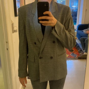 Blazer - J.Lindeberg blazer i grå og tynd lyseblå stribe med skulder pudder 