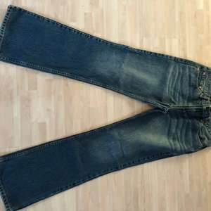 Levis 517 mörkblå - Säljer min mammas Levis 517 i storleken 32/32 byxorna är aldrig använda endast provade. Byxorna är unisex med vintage tvätt nypris 700kr släpper dem för 350kr