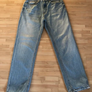 Bershaka Baggy Jeans straight leg 30/32 - Säljer mina Bershaka Baggy Jeans straight leg 30/32 då de sitter lite tajt runt midjan på mig byxorna är mer blå än vad som syns på bild (dåligt ljus) skapligt skick släpper dem för 150kr