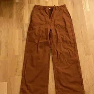 Orangea snygga jeans - Ett par väldigt fina jeans som aldrig använts utan bara testade, de är i helt nyskick och pris kan diskuteras!