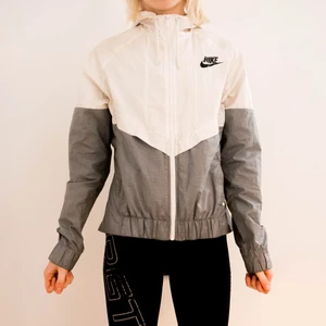 Vindjacka från Nike! - Sportig jacka från Nike perfekt på löpturen! Använd men i fint skick.