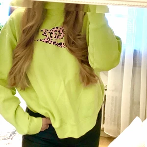 Nike sweatshirt💚 - En sweatshirt som endast är testad, sedan har den endast legat orörd☺️ den är i en limegrön färg🌟 170kr, köpare står för frakt om så önskas💕 Stl. Medium. Otroligt skön invändigt! 