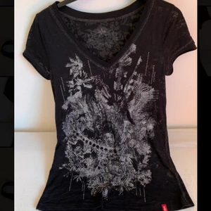 T-shirt - En cool och väldigt bekväm grafisk t-shirt med glitter, inte använd nästan och väldigt bra kvalitet! Köparen står för frakt💗💗💗