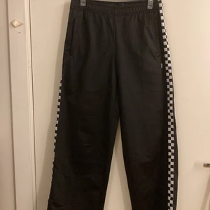 Lågmidjade vans byxor - Säljer dessa lågmidjade byxor från vans. I gått skick och inga defekter. Tycker väldigt mycket om dessa, så bekväma men har tyvärr växt ur dom. Köparen står för frakten, kan även mötas upp!