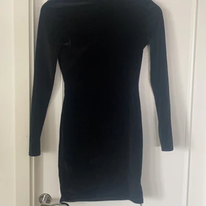 Velvet klänning  - Den perfekta svarta klänningen! Den är i M men skulle säga att den skulle passa en S lika bra! 