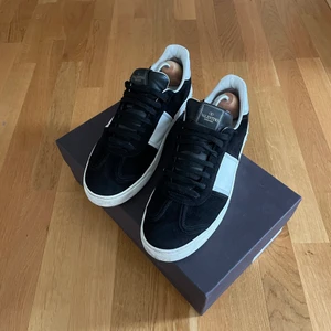 Valentino flycrew  - Valentino flycrew med originell förpackning och OG saker ingår, skick skulle jag säga är 8/10 alltså att det är använda sparsamt och nitarna vid hälen är fortfarande kvar. Storlek 43