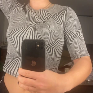 Topp!  - Super cool topp i silver med häftigt mönster! Sitter som en magtröja!❤️passar S