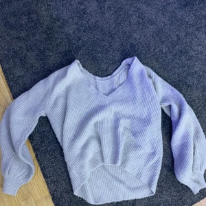 Grå stickad tröja - Säljer den fina tröja som har v-ringning på ryggen men man kan ha det fram också. Väldigt mysig och skön och folk som har XS och till L kan ha den🥰köpt för 400kr