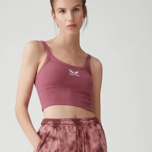 Oanvänd topp - Mörk rosa broderat linne från Pull & Bear helt oanvänd med lappen kvar. Nypris 120kr. Storlek M. Ekologisk bomull.