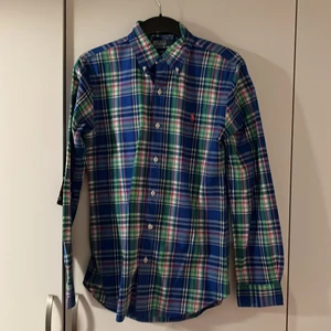 Ralph lauren skjorta storlek S  - Ralph lauren skjorta storlek S i slim fit. Endast använd 2 gånger. Säljs då jag vuxit ur den.