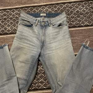 Ett par jeans från Lindex i modellen NEA i storleken 36